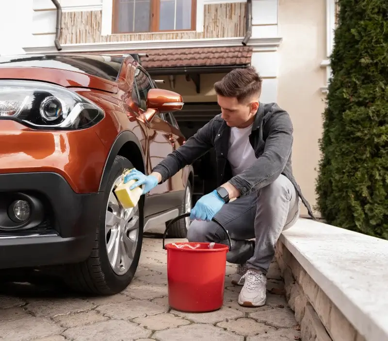 Lavage auto à domicile Sauvessanges : professionnel intervenant sur un véhicule